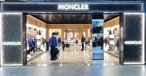 Moncler Aeroporto di Roma Fiumicino T3 Store .